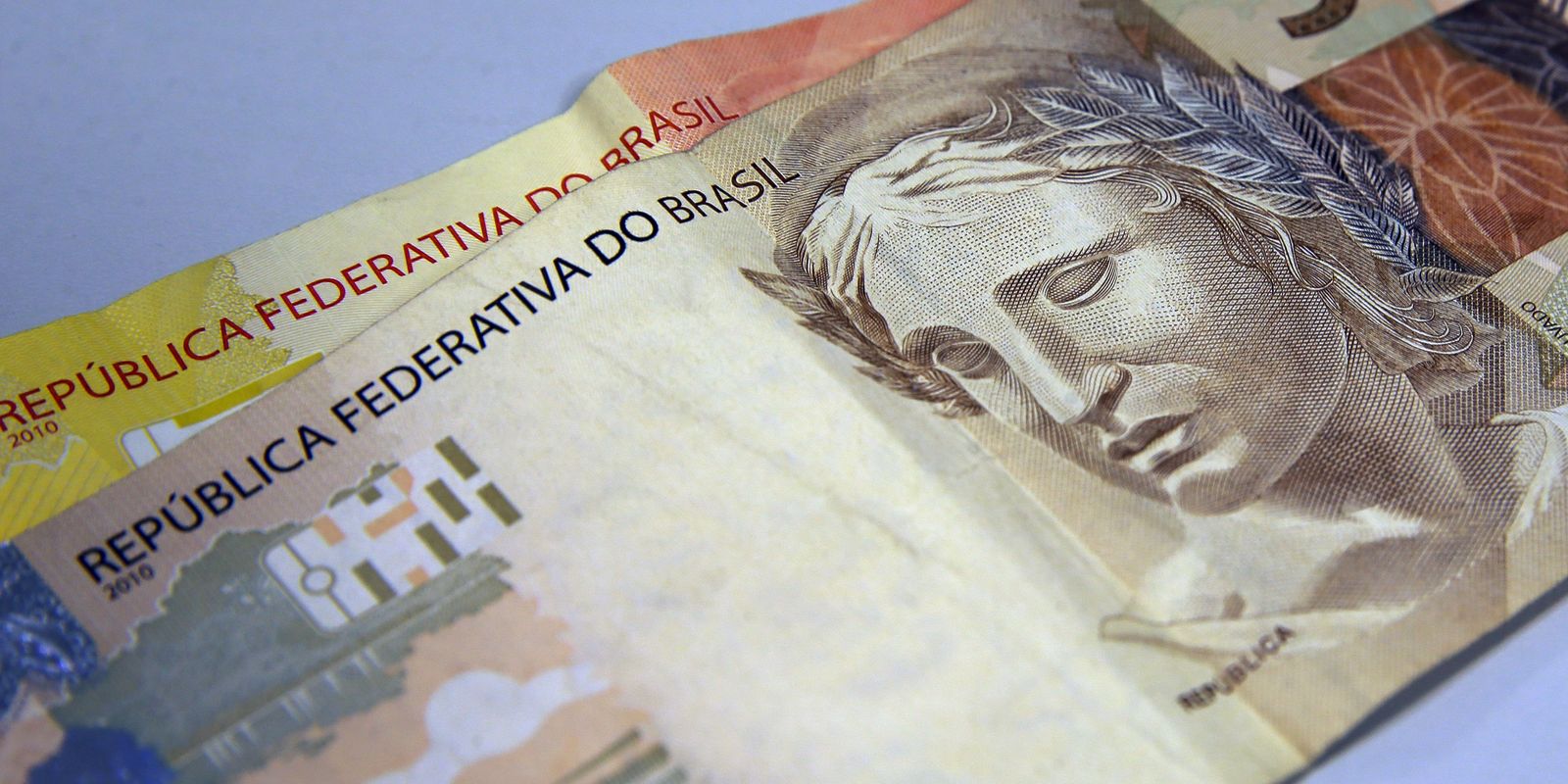 Brasileiros sacam R$ 39,3 bilhões da poupança em seis meses: por que o dinheiro está sumindo?