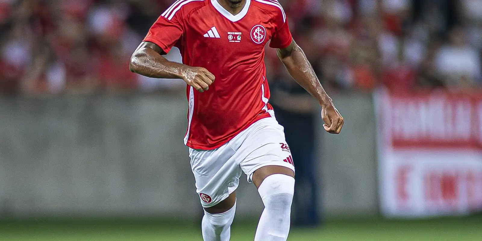 Zagueiro Victor Gabriel é suspenso pelo STJD por fraturar perna de Gabriel Pec