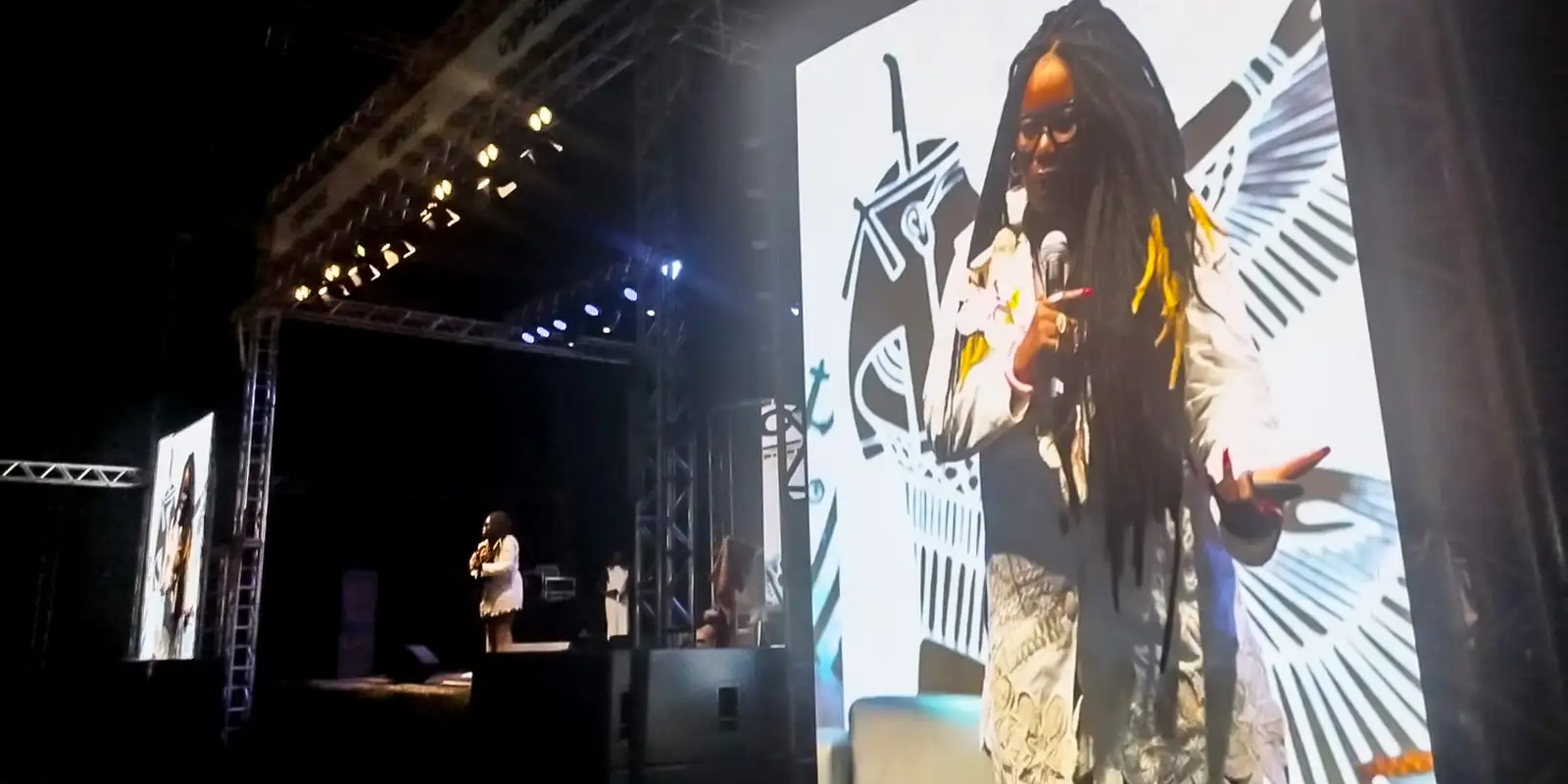 Racismo no Brasil é mais profundo que xingamentos, alerta pesquisadora Carla Akotirene