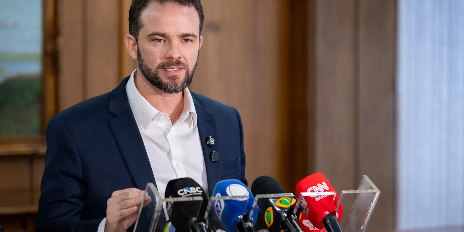 Governo brasileiro consulta empresários para definir retaliação contra tarifas dos EUA