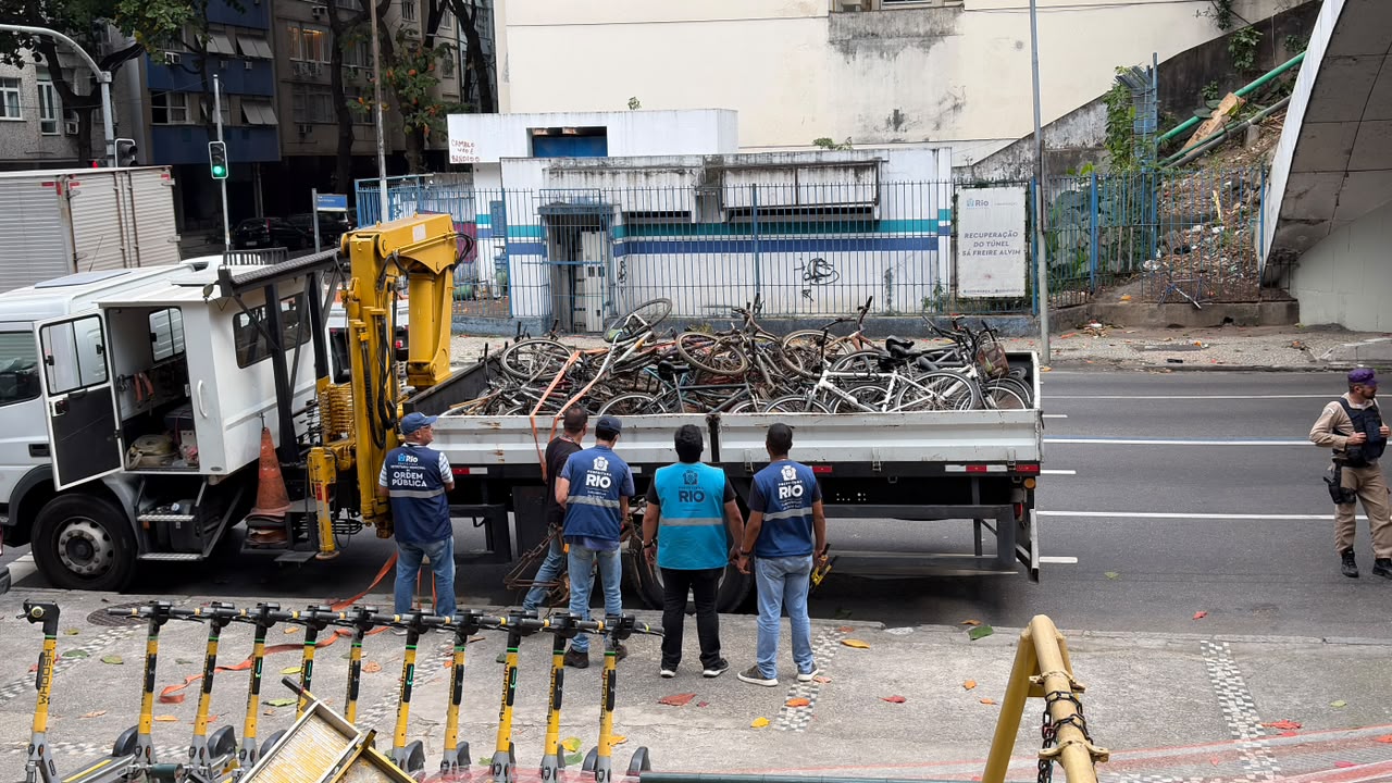 Operação de ordenamento em Copacabana remove 40 bicicletas abandonadas
