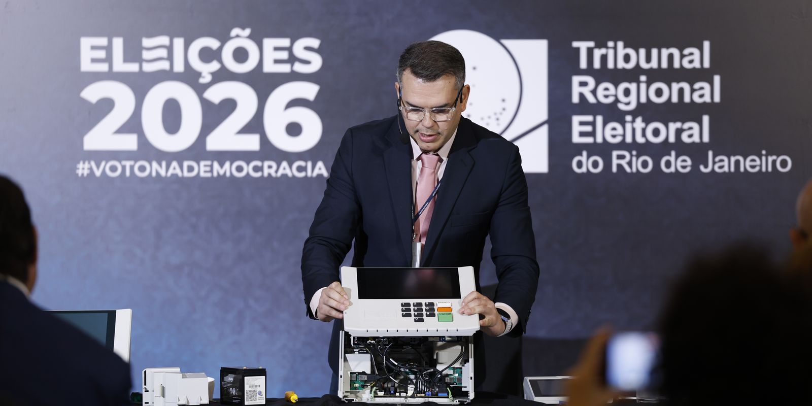 TRE-RJ desvenda segredos da urna eletrônica para o público e garante a segurança do voto