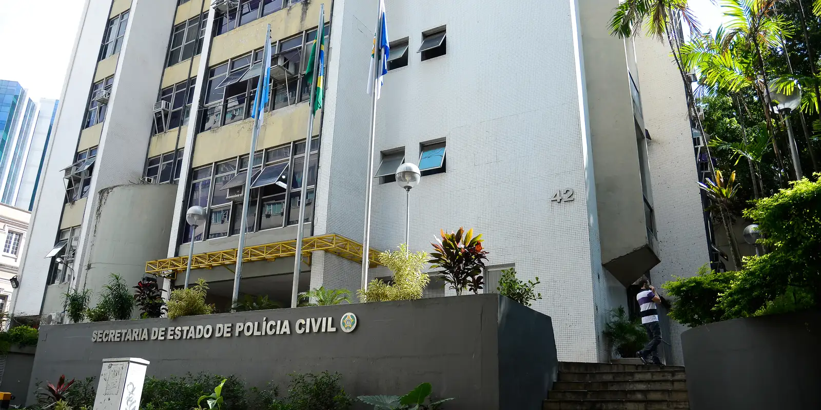 Polícia Civil do Rio deflagra operação contra braço do Comando Vermelho especializado em roubo de carros