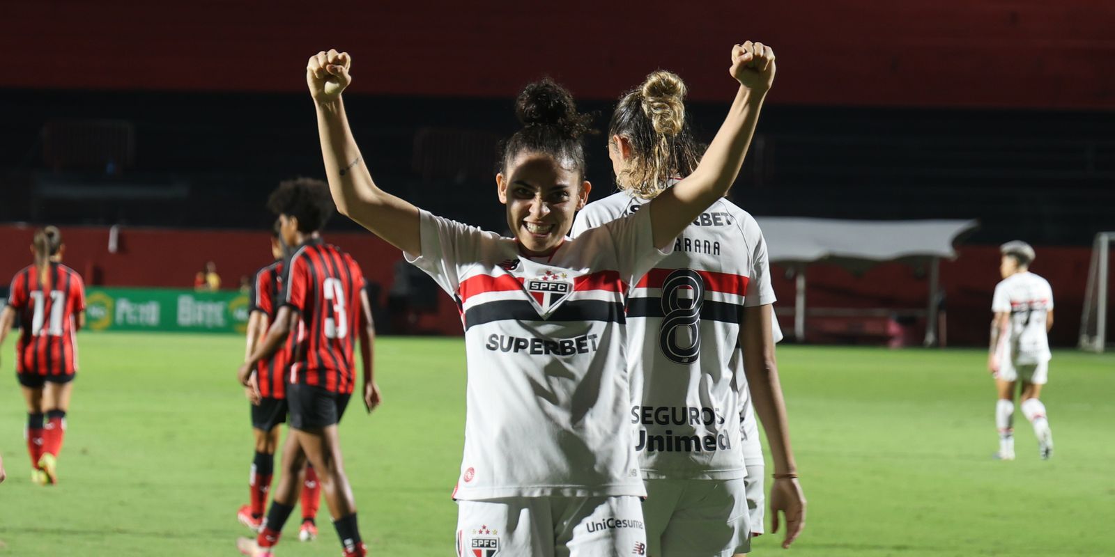 São Paulo goleia Vitória e dispara na liderança do Brasileirão feminino