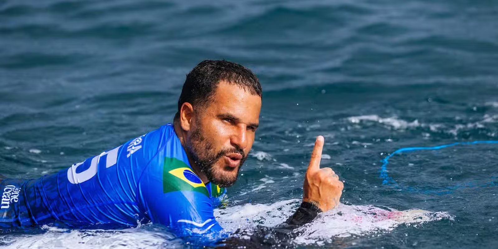 Ítalo Ferreira brilha em Teahupo’o e avança para as semifinais da WSL