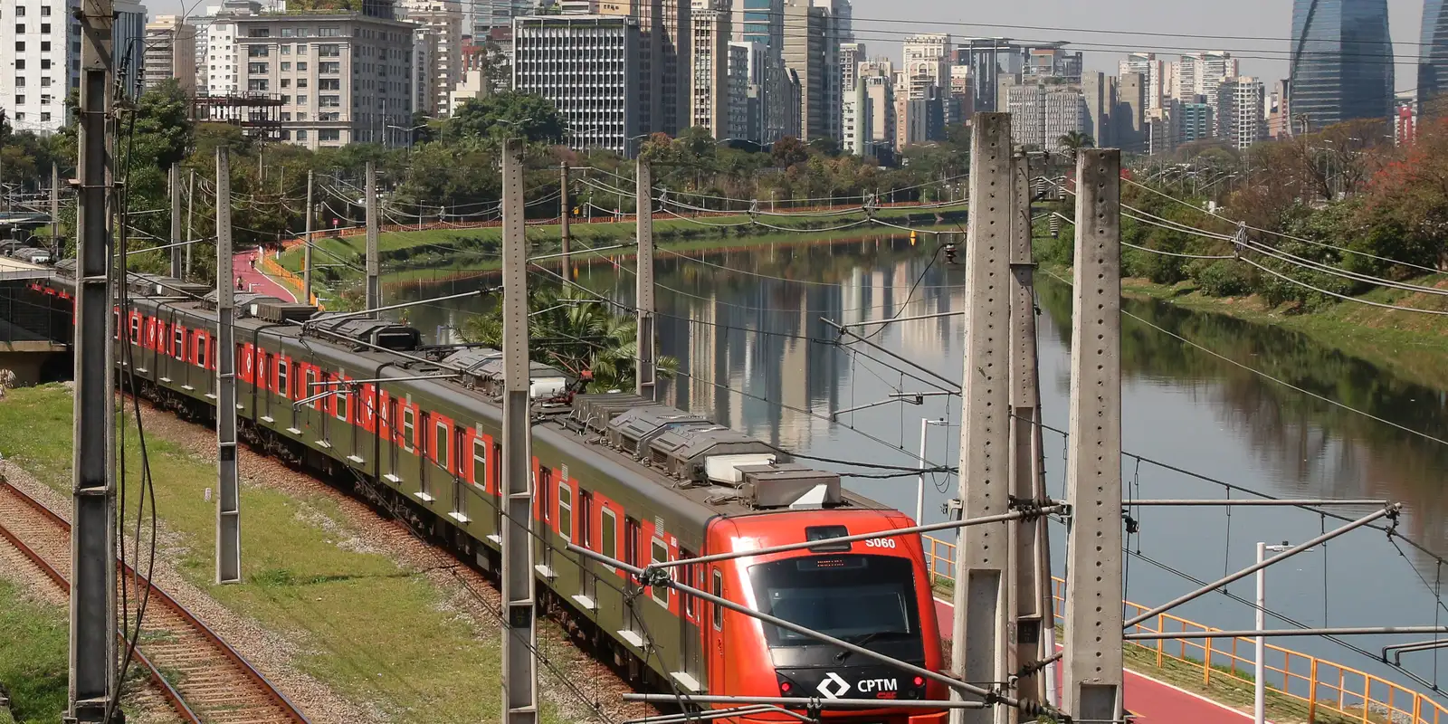 Greve de trens causa caos em SP, congestionamento recorde e suspende rodízio