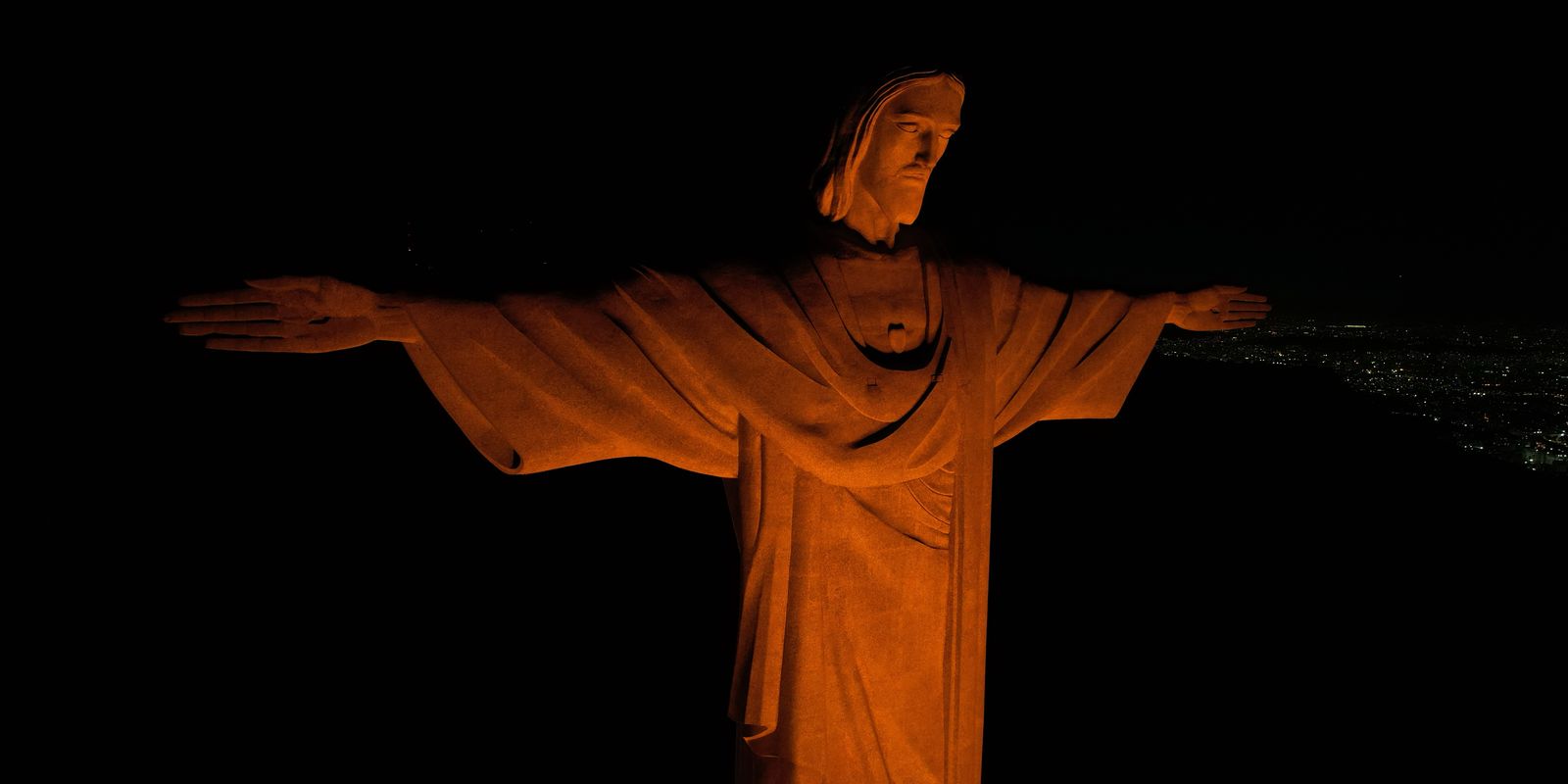 Cristo Redentor se ilumina de laranja e reforça luta contra o feminicídio