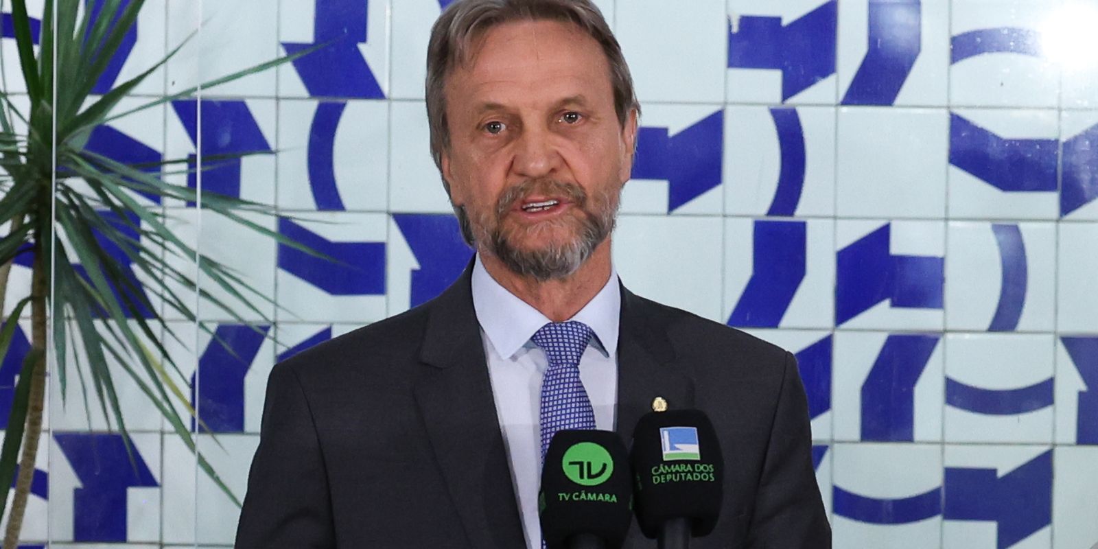 Incidente inesperado: líder do PT passa mal e votações na Câmara são suspensas