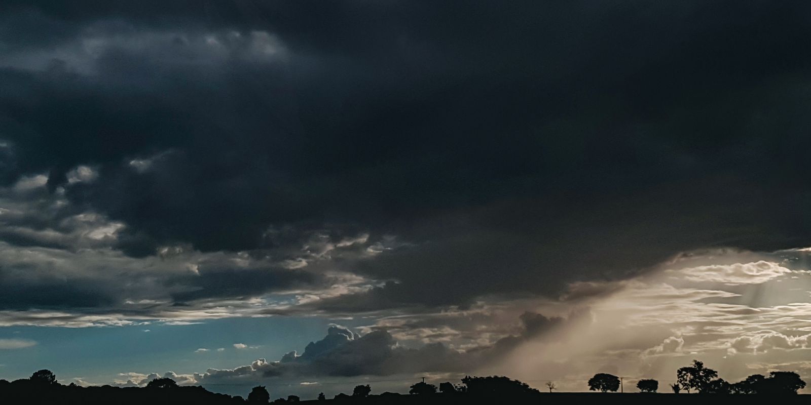 Frente fria avança sobre São Paulo com alerta de temporais e ventos acima de 75 km/h