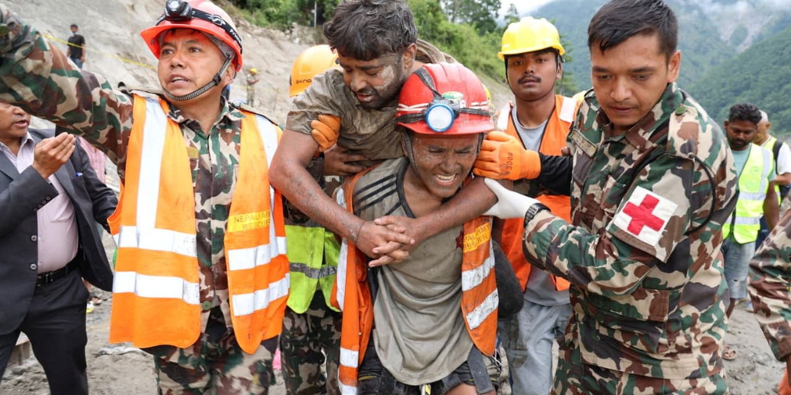 Esperança no Nepal: equipes buscam mais de 100 trabalhadores em túneis após enchentes