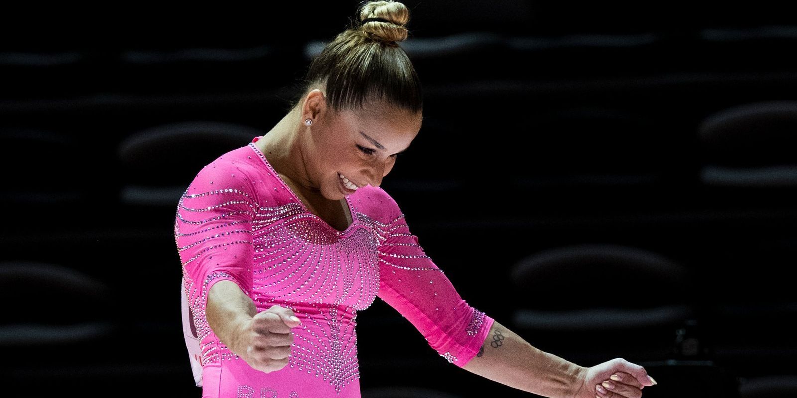 Flávia Saraiva brilha e leva ouro inédito na Copa do Mundo de ginástica