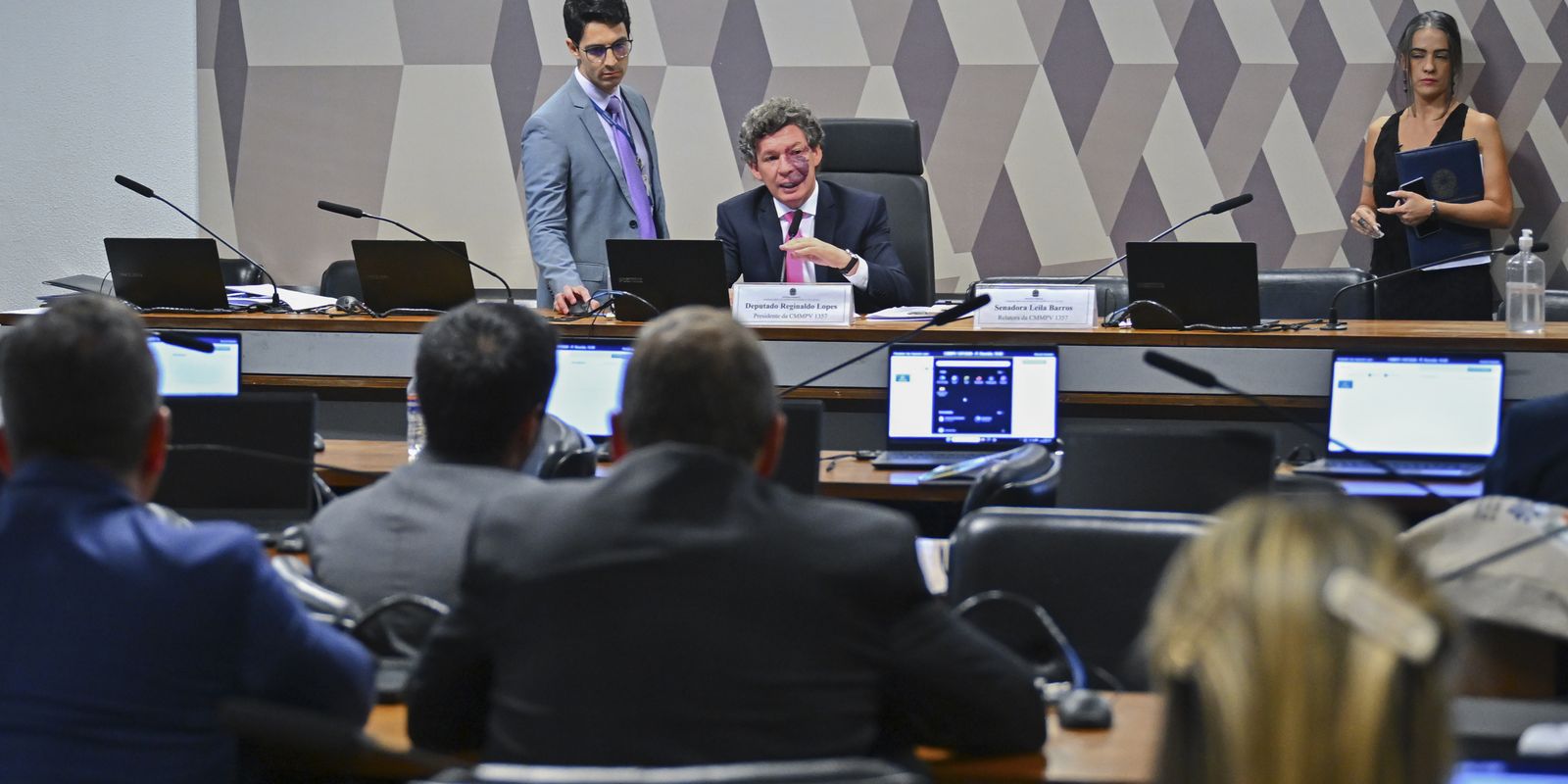 Votação da ‘taxa das blusinhas’ é adiada para esta quarta no Congresso