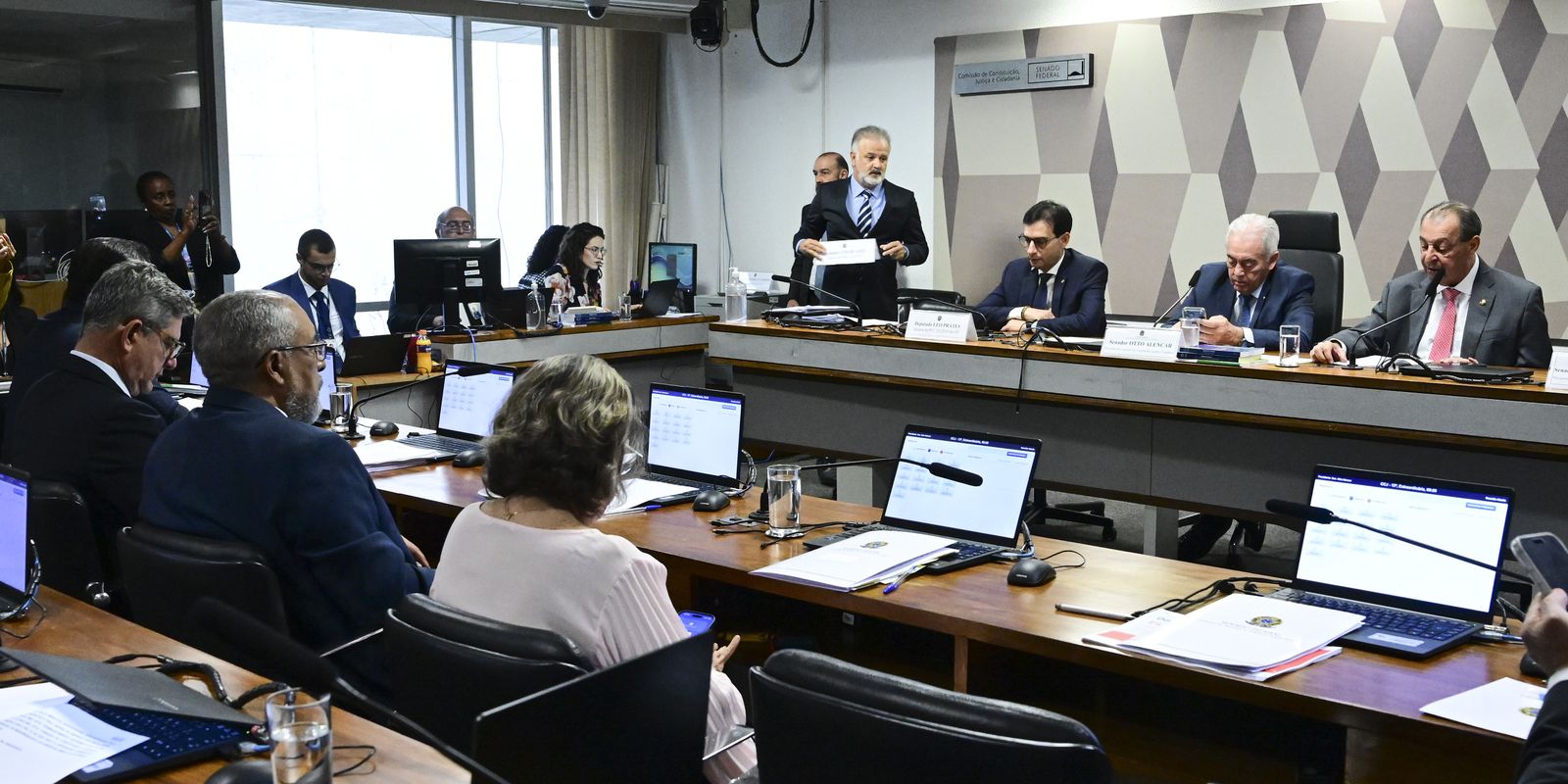 Fim da jornada 6×1: o senado avança com a PEC que muda as regras para trabalhadores
