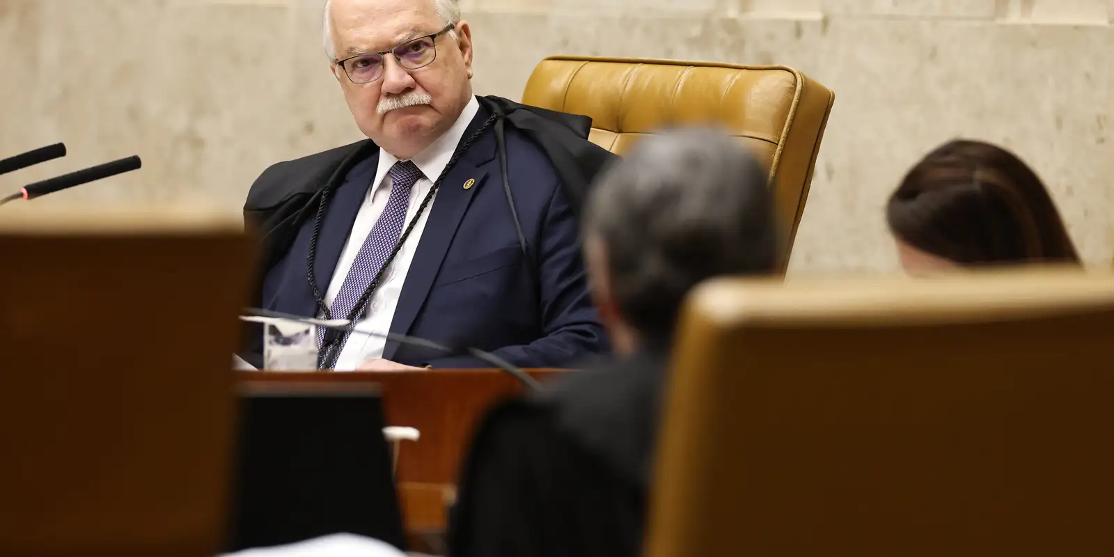 Tensão no STF: Fachin adia julgamento de Mendonça em meio à polêmica com Moraes