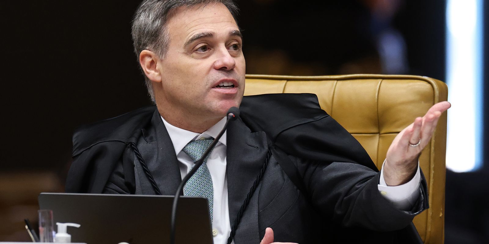 Mendonça vota por julgar Moraes separado em caso do Banco Master