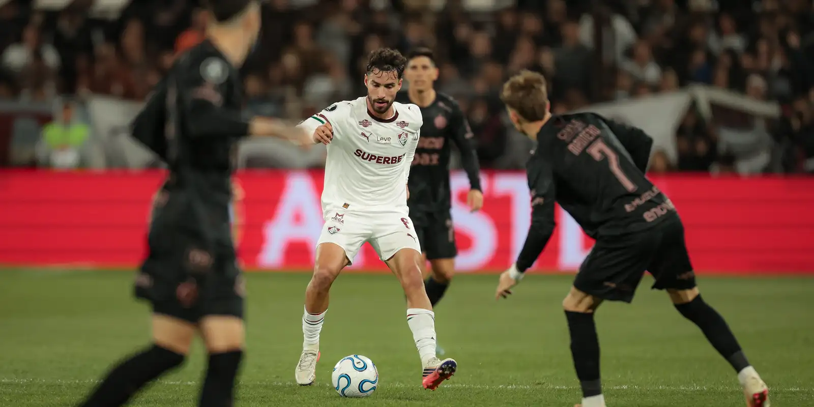 Volante Martinelli, do Fluminense, é convocado por Ancelotti para amistosos da seleção brasileira