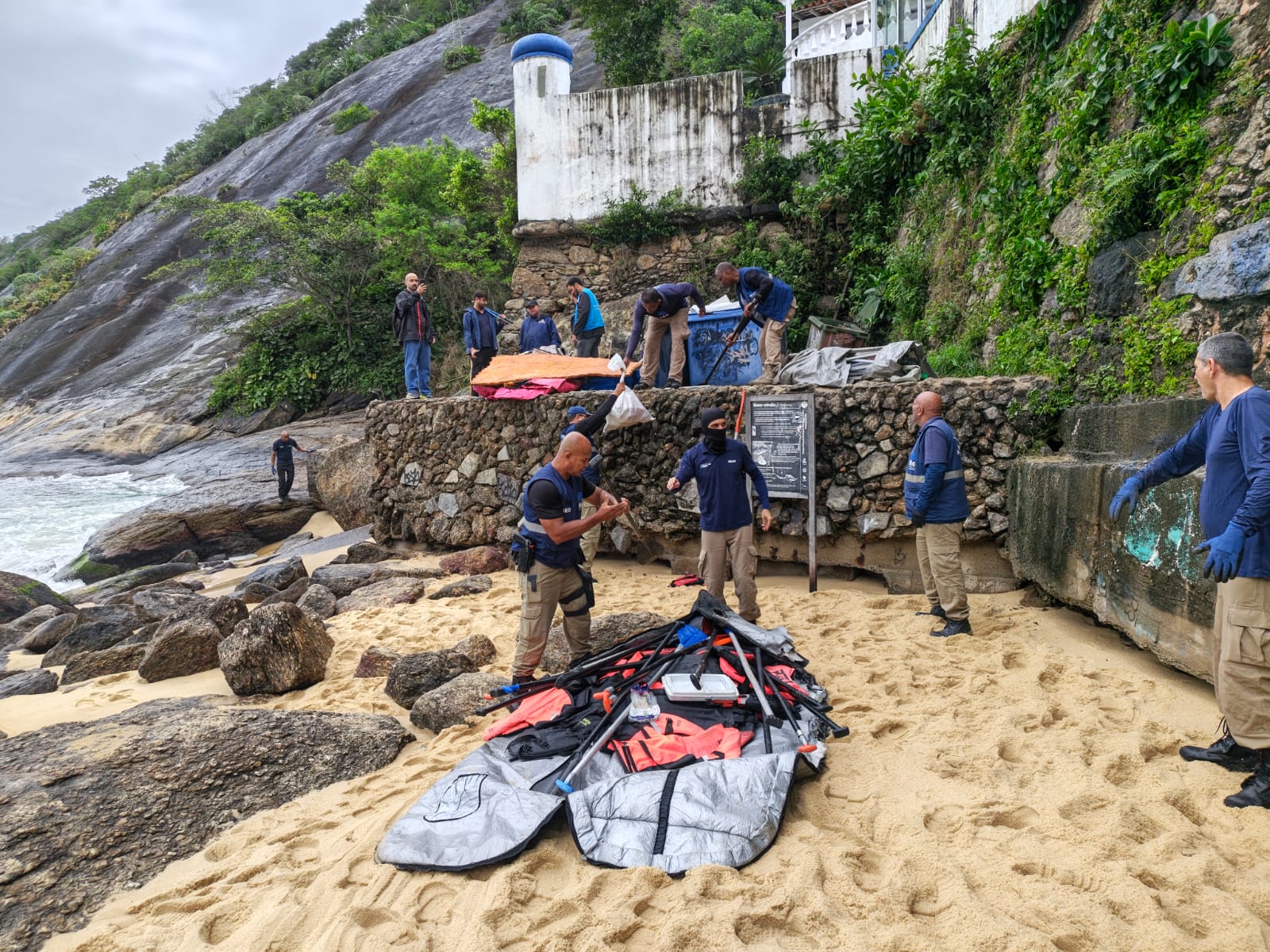 Operação na Praia Vermelha: veja o que foi removido e apreendido em ação no Rio