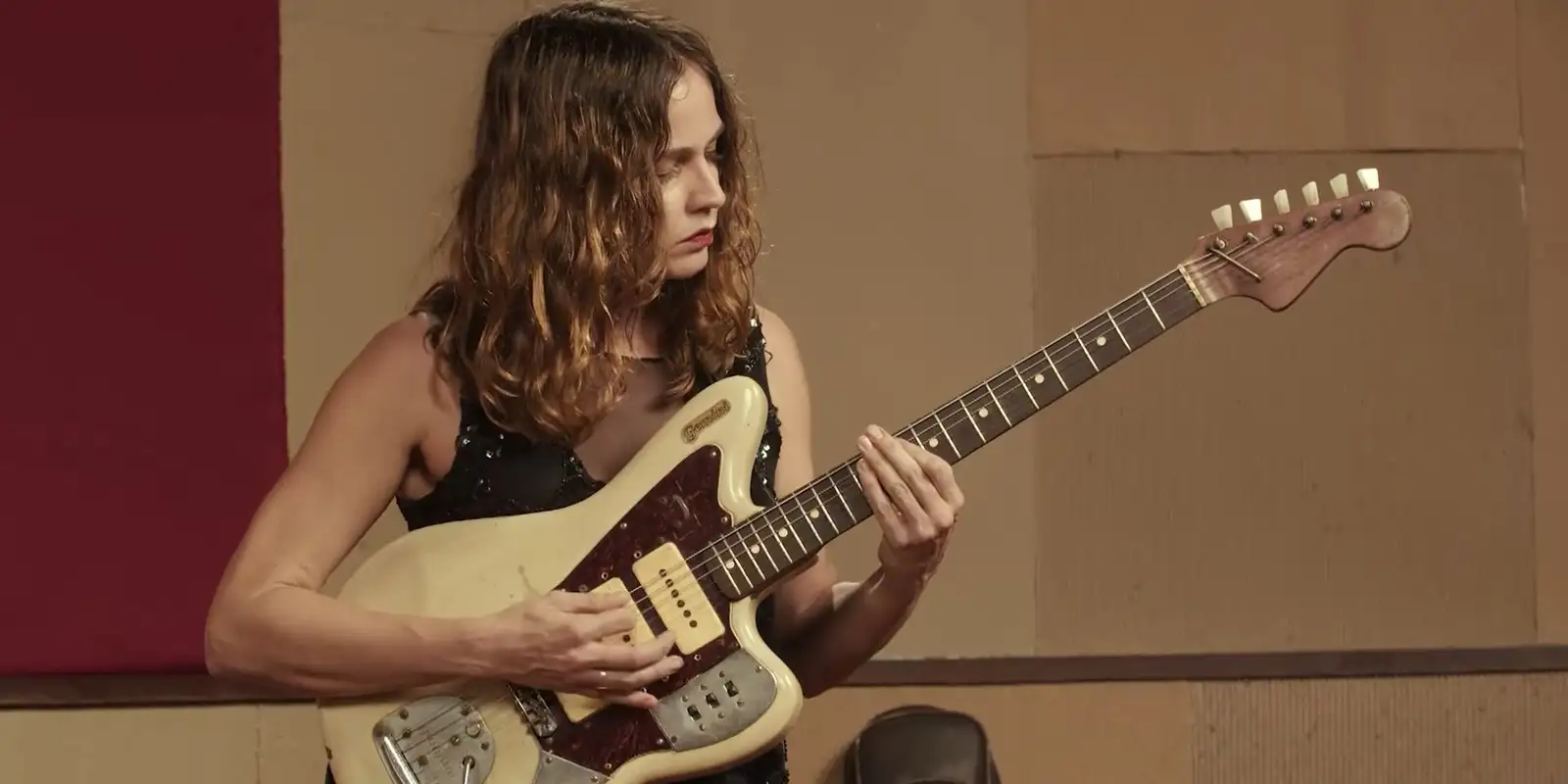 Duelo de Guitarras: conheça Gabi Terra, a guitarrista que brilha com indie psicodélico na TV Brasil