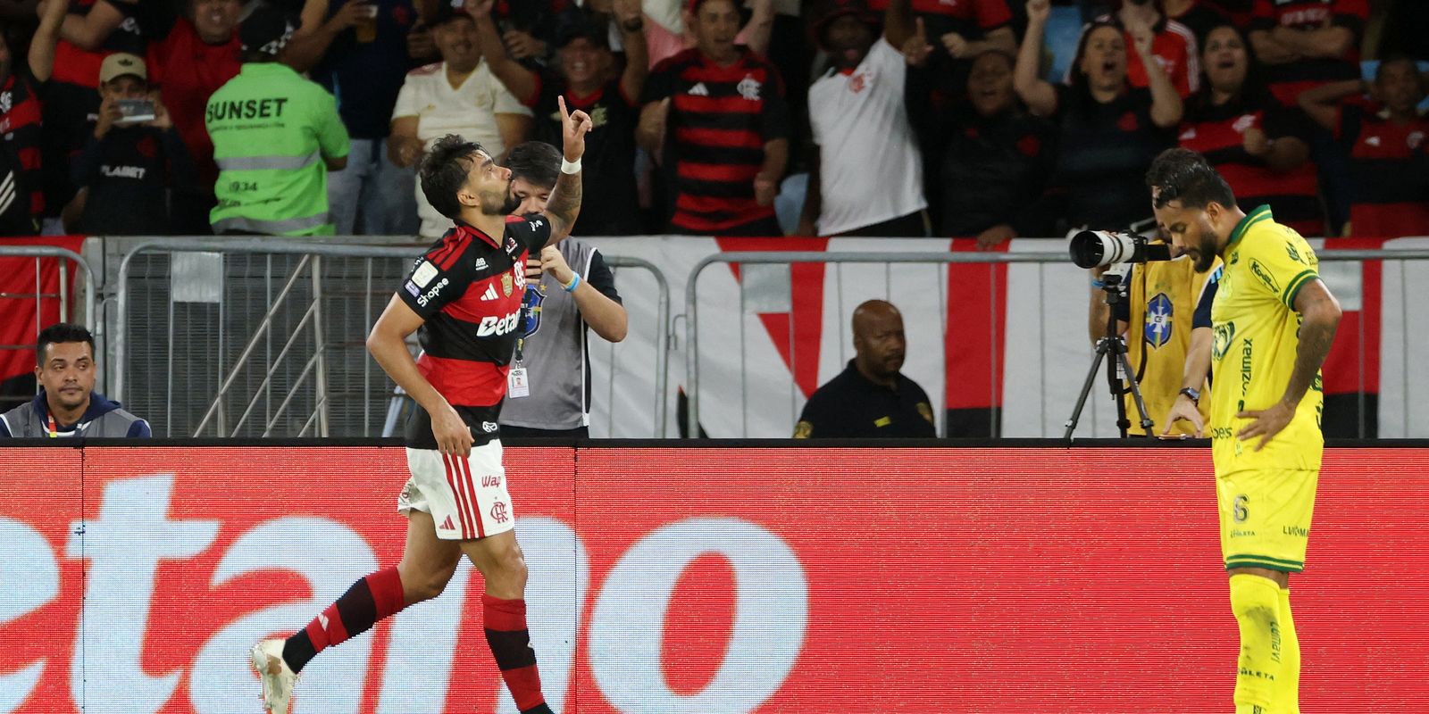 Flamengo assume vice-liderança e fica a um ponto do Palmeiras no Brasileirão