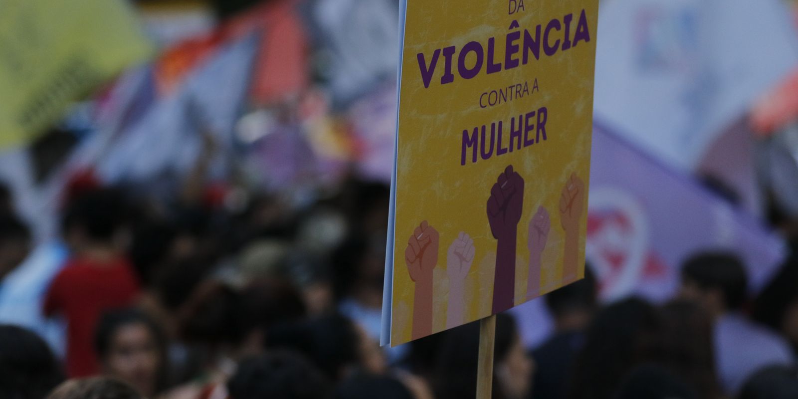 Violência contra mulher: plataformas digitais terão prazo para informar canais de denúncia ao governo