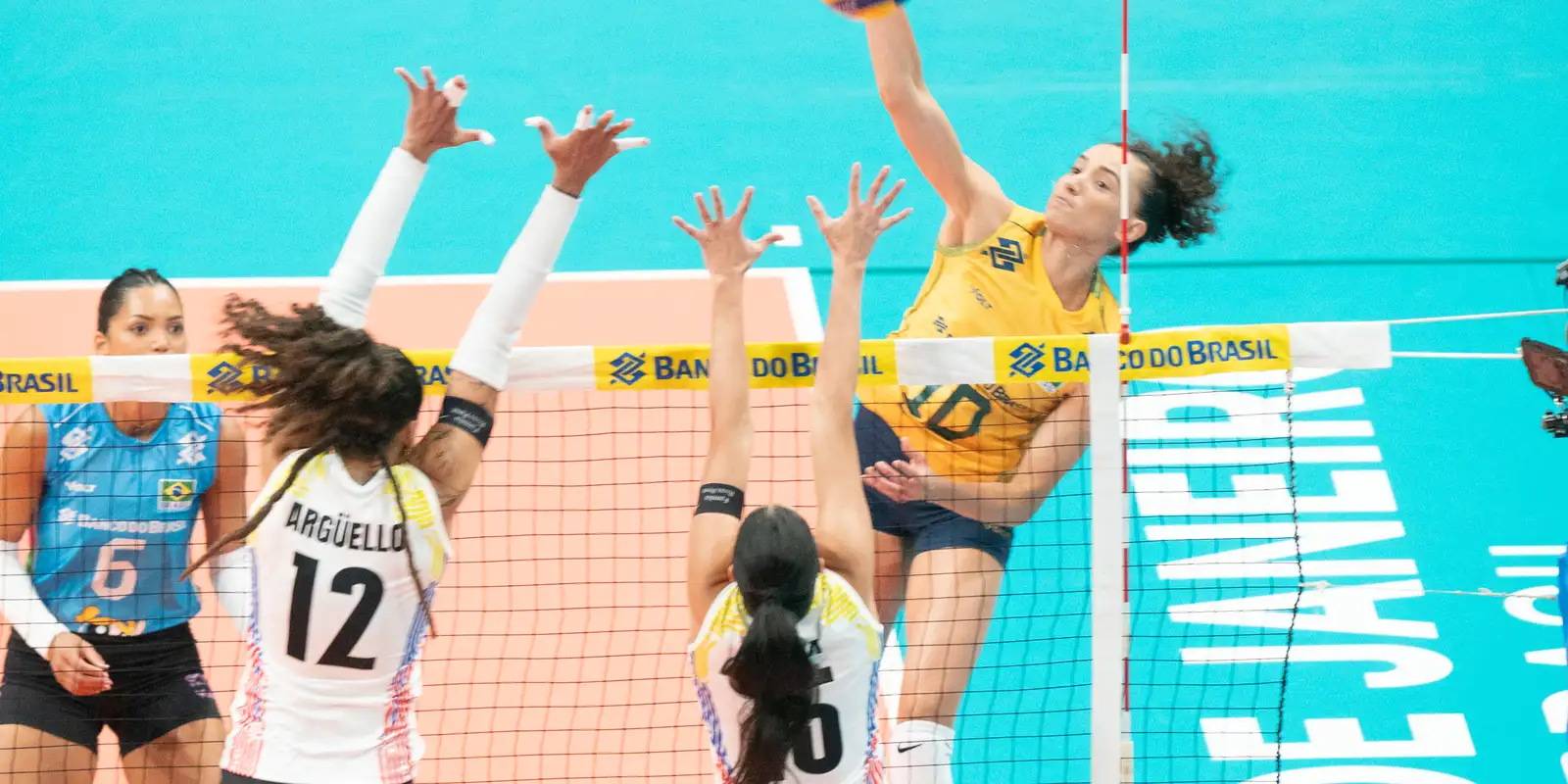 Brasil brilha e vence Venezuela na abertura do Sul-Americano de vôlei feminino