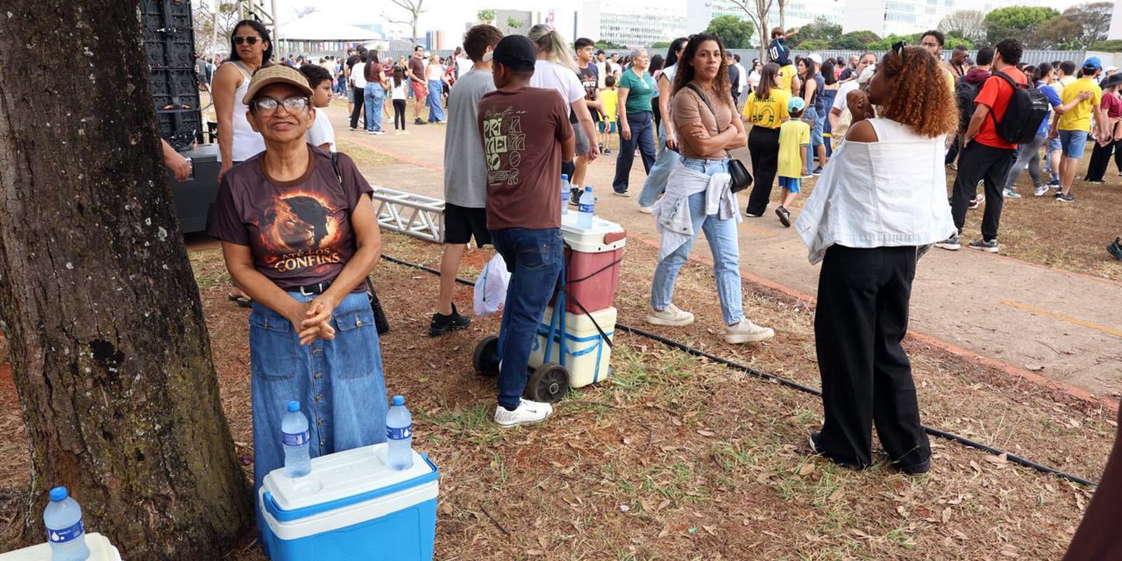 Por trás do desfile: a jornada dos ambulantes que buscam sustento no 7 de Setembro