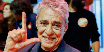 Chico Buarque defende afastamento da família Bolsonaro da política e reforça apoio a Lula