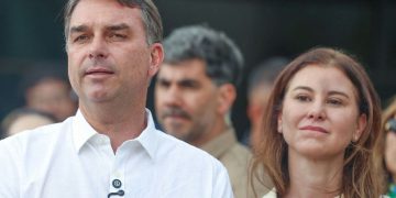 Flávio Bolsonaro celebra na Catedral de Brasília decisão do STF que autoriza visitas a Jair Bolsonaro