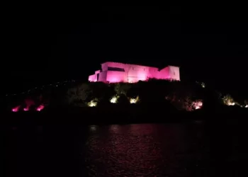 Forte São Mateus recebe iluminação rosa para abrir campanha em Cabo Frio