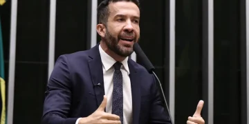 Janones é internado em UTI após apresentar arritmia