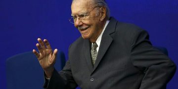 José Sarney deixa hospital em São Luís após cirurgia abdominal