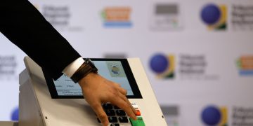 Justiça Eleitoral sorteia equipamentos para testes de segurança no segundo turno do Rio