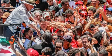 Lula defende fim da escala 6x1 e critica influência de banqueiros em ato no Distrito Federal