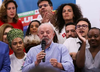 Lula desafia Flávio Bolsonaro a apoiar fim da escala 6x1 e defende PEC da Segurança