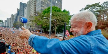 Lula reúne milhares na Avenida Paulista e defende fim da escala 6x1