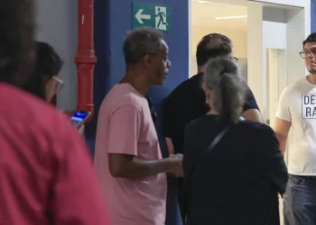 Milhões de brasileiros vão às urnas para escolher novos representantes neste domingo
