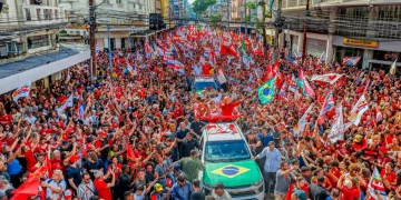 Mobilizações de rua intensificam disputa eleitoral entre Lula e opositores