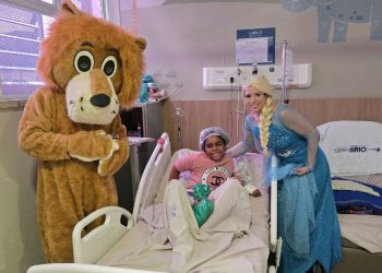 Pacientes pediátricos do Hospital Souza Aguiar no Rio ganham festa e presentes no Dia das Crianças