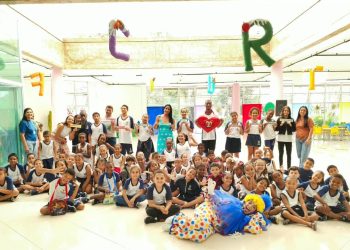 Palácio da Cultura recebe alunos de Campos para cinema e arte no segundo dia do Outubro Encantado
