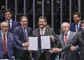 Paulo Paim é homenageado por Alcolumbre na sessão que encerrou a escala 6x1