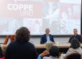 Reitor da UFRJ debate segurança e falta de pessoal em visita à Coppe