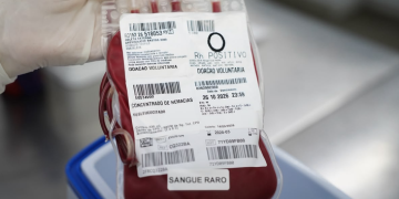 SUS e companhias aéreas agilizam transporte de sangue raro para salvar paciente em Minas Gerais